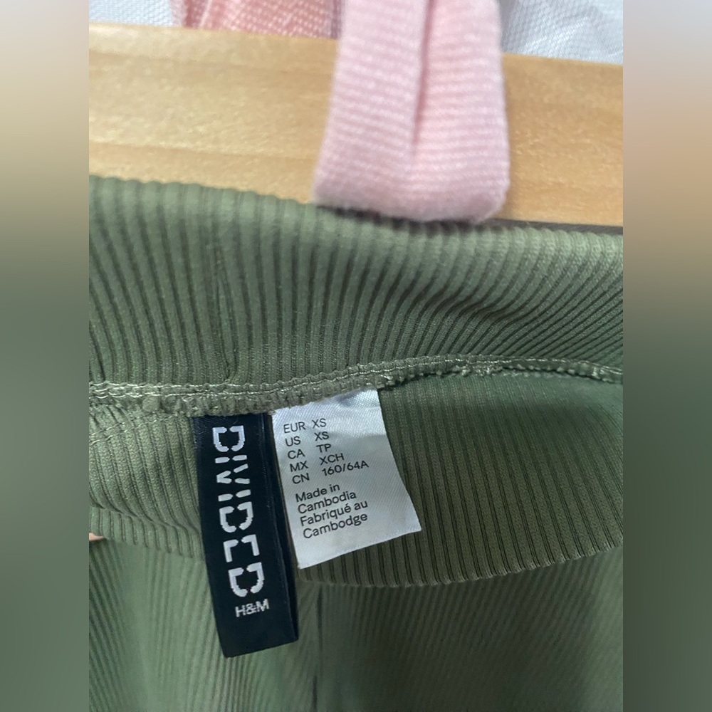 H&M Divided Ribbed Biker Shorts - Khaki Green - Size XS
EUC - Picture 5 of 7